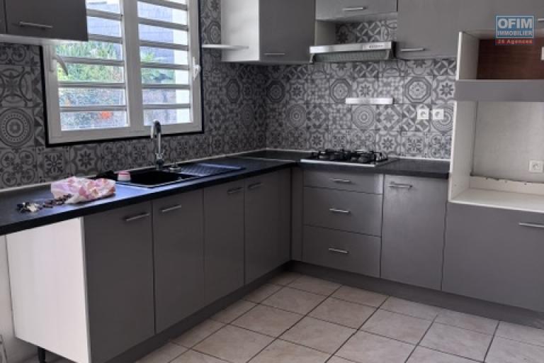 A louer cette jolie villa jumel&eacute;e de type F5 avec garage sur le secteur de Domenjod Sainte Clotilde.