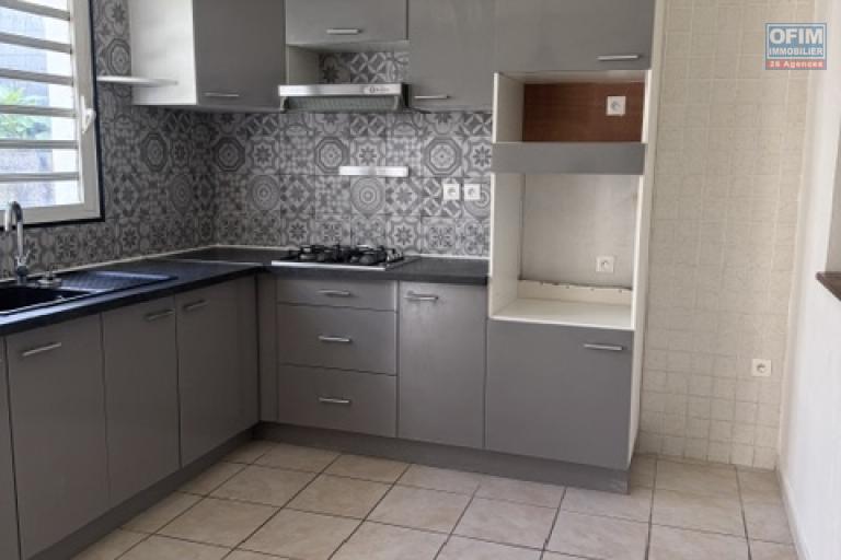 A louer cette jolie villa jumel&eacute;e de type F5 avec garage sur le secteur de Domenjod Sainte Clotilde.