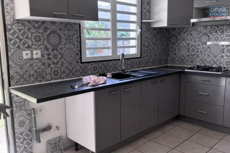 A louer cette jolie villa jumel&eacute;e de type F5 avec garage sur le secteur de Domenjod Sainte Clotilde.