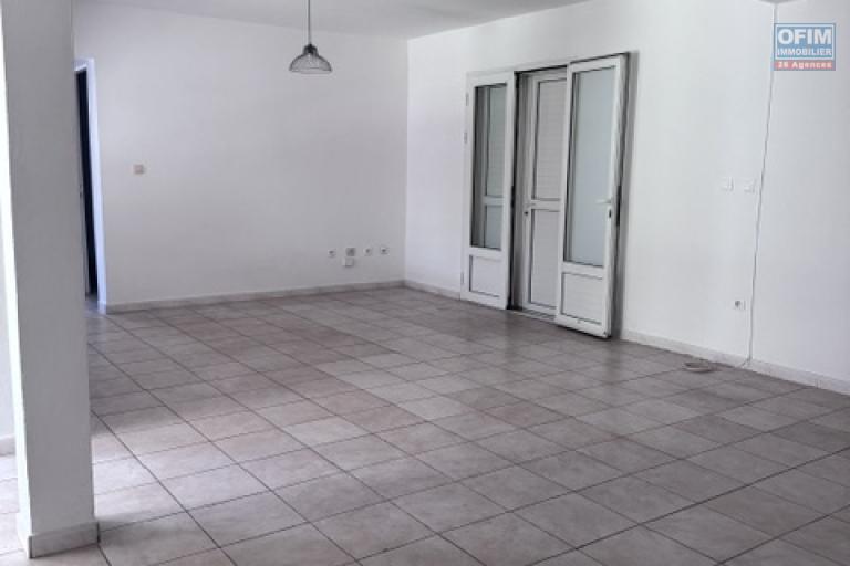 A louer cette jolie villa jumel&eacute;e de type F5 avec garage sur le secteur de Domenjod Sainte Clotilde.