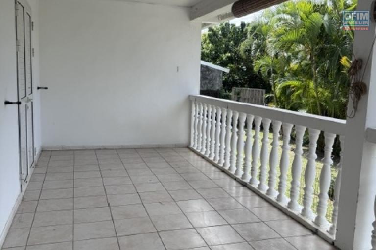 A louer cette jolie villa jumel&eacute;e de type F5 avec garage sur le secteur de Domenjod Sainte Clotilde.