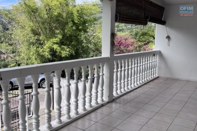 A louer cette jolie villa jumel&eacute;e de type F5 avec garage sur le secteur de Domenjod Sainte Clotilde.