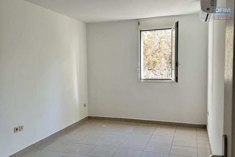 A louer ce bel appartement de type F2 sur la résidence INAIS à Sainte Clotilde.