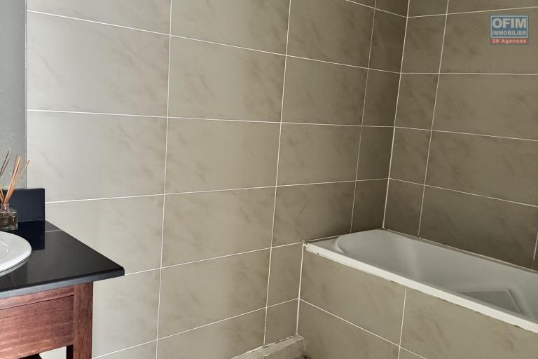 A louer ce bel appartement de type F2 sur la résidence INAIS à Sainte Clotilde.
