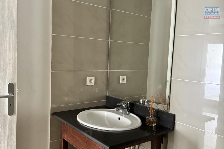 A louer ce bel appartement de type F2 sur la résidence INAIS à Sainte Clotilde.