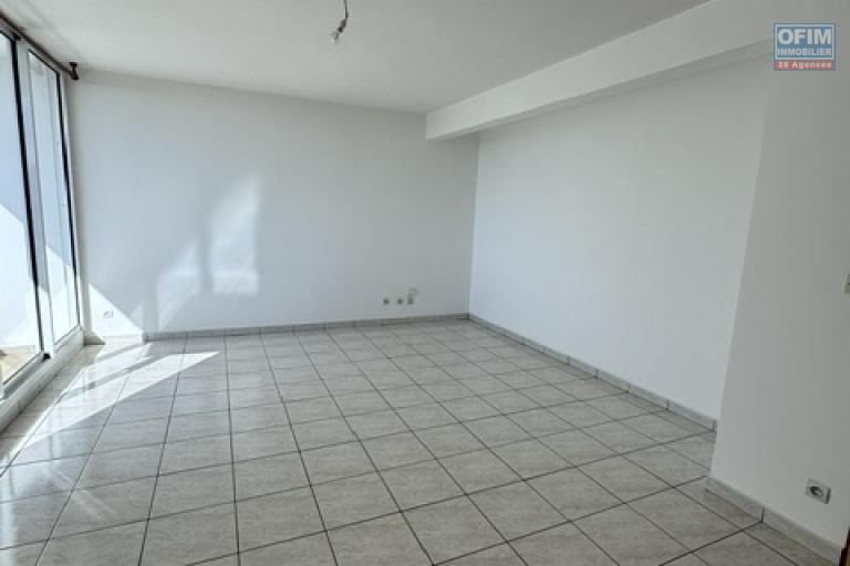 A louer ce joli appartement de type F2 sur la résidence GEORGES BRASSENS à Sainte Clotilde.