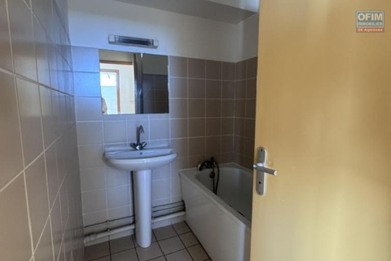 A louer ce joli appartement de type F2 sur la résidence GEORGES BRASSENS à Sainte Clotilde.