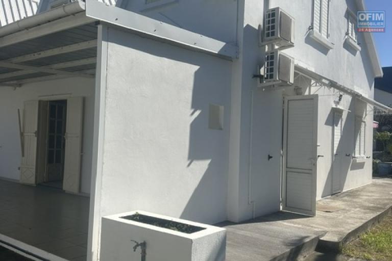 LOCAL PROFESSIONNEL 250 m&sup2; &ndash; SAINT-PIERRE CENTRE