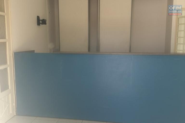 LOCAL PROFESSIONNEL 250 m&sup2; &ndash; SAINT-PIERRE CENTRE