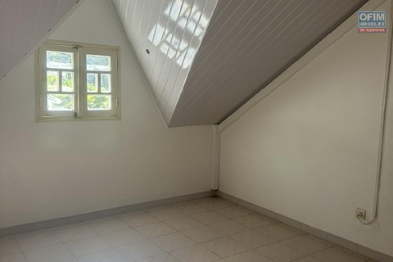 LOCAL PROFESSIONNEL 250 m&sup2; &ndash; SAINT-PIERRE CENTRE