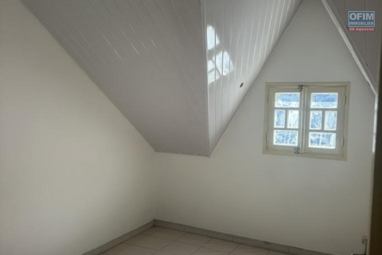 LOCAL PROFESSIONNEL 250 m&sup2; &ndash; SAINT-PIERRE CENTRE