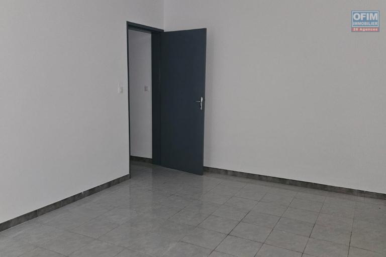 Bas d'une maison à louer en centre ville de Sainte-Marie