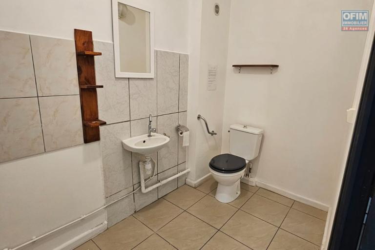 A LOUER - LOCAL COMMERCIAL 33 M2 - GRANDE MONTEE - SAINTE MARIE