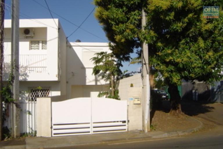 A louer maison individuelle type F3 avec petite cour et emplacement parking dans...