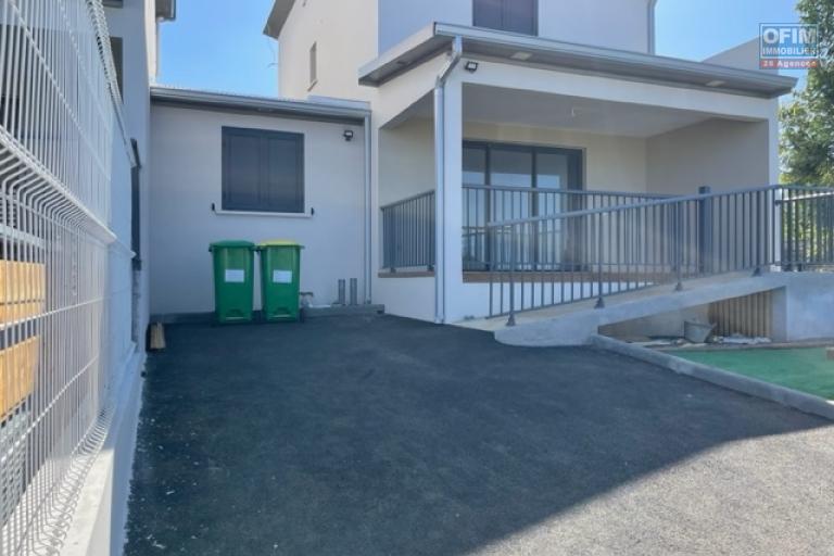 &Agrave; LOUER VILLA F4 SUR LES HAUTEURS DE SAINT-PIERRE