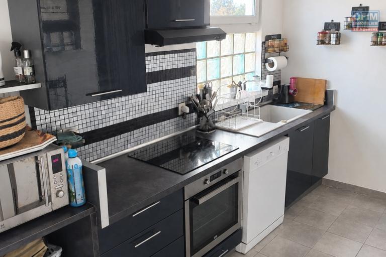 Jolie petite maison créole qui a retrouvé toute son âme .