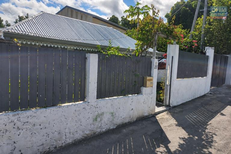 Jolie petite maison créole qui a retrouvé toute son âme .