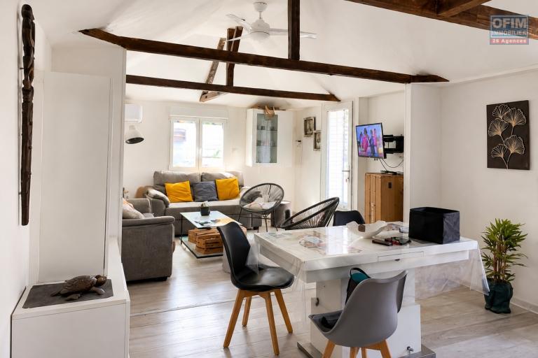 Jolie petite maison créole qui a retrouvé toute son âme .