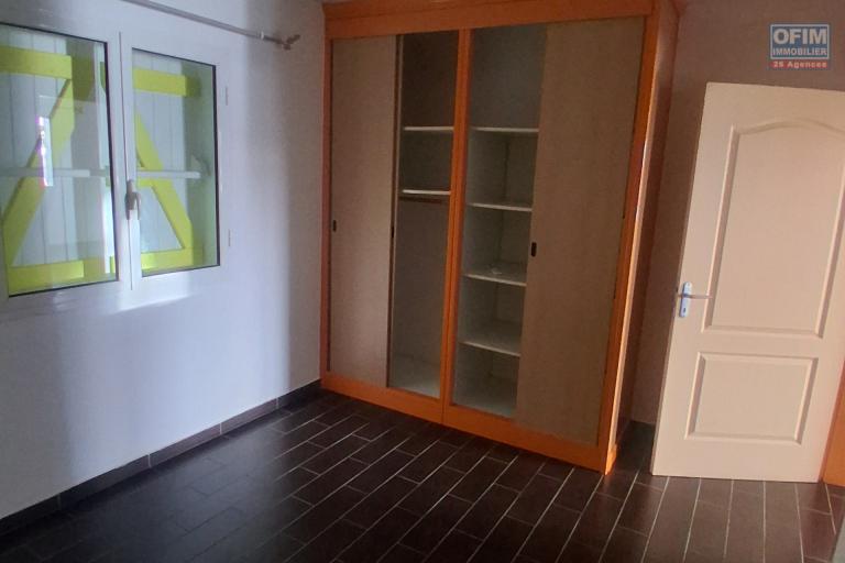 A LOUER spacieux appartement de type F3 en RDC sur l'Eperon à SAINT-GILLES LES HAUTS