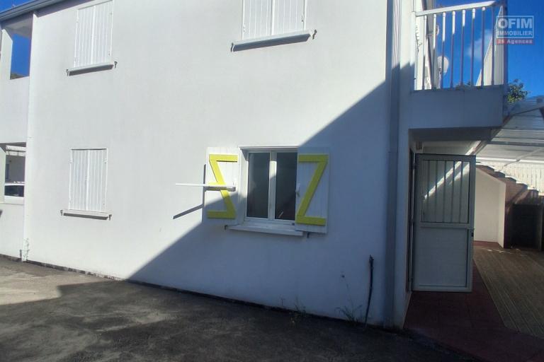 A LOUER spacieux appartement de type F3 en RDC sur l'Eperon à SAINT-GILLES LES HAUTS