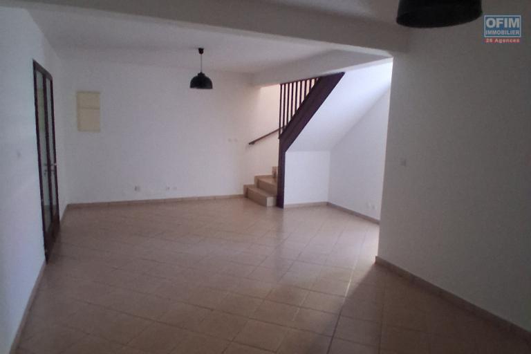 A LOUER Maison à étage de type F4 sur SAINT-GILLES LES HAUTS à 1133,17 euros !!