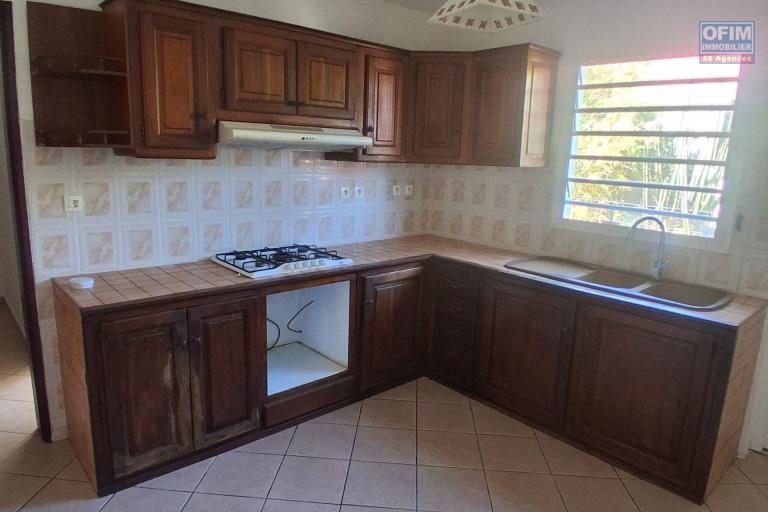 A LOUER Maison à étage de type F4 sur SAINT-GILLES LES HAUTS à 1133,17 euros !!