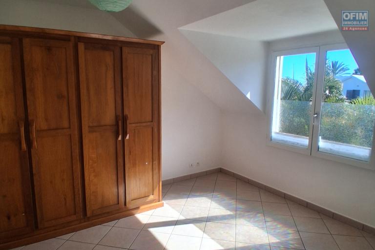 A LOUER Maison à étage de type F4 sur SAINT-GILLES LES HAUTS à 1133,17 euros !!