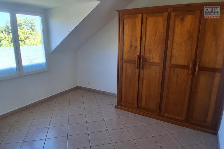 A LOUER Maison à étage de type F4 sur SAINT-GILLES LES HAUTS à 1133,17 euros !!