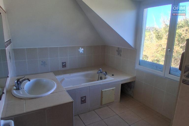 A LOUER Maison à étage de type F4 sur SAINT-GILLES LES HAUTS à 1133,17 euros !!