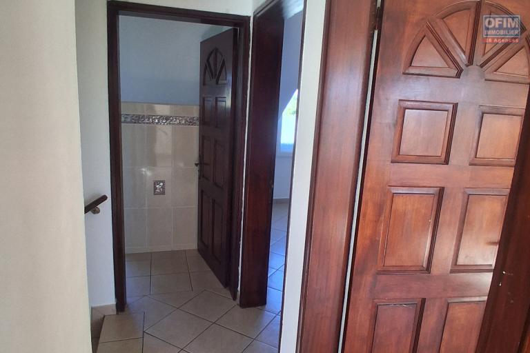 A LOUER Maison à étage de type F4 sur SAINT-GILLES LES HAUTS à 1133,17 euros !!