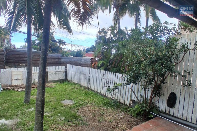 A LOUER appartement duplex de type F2 avec cour privative sur SAINT-GILLES LES HAUTS