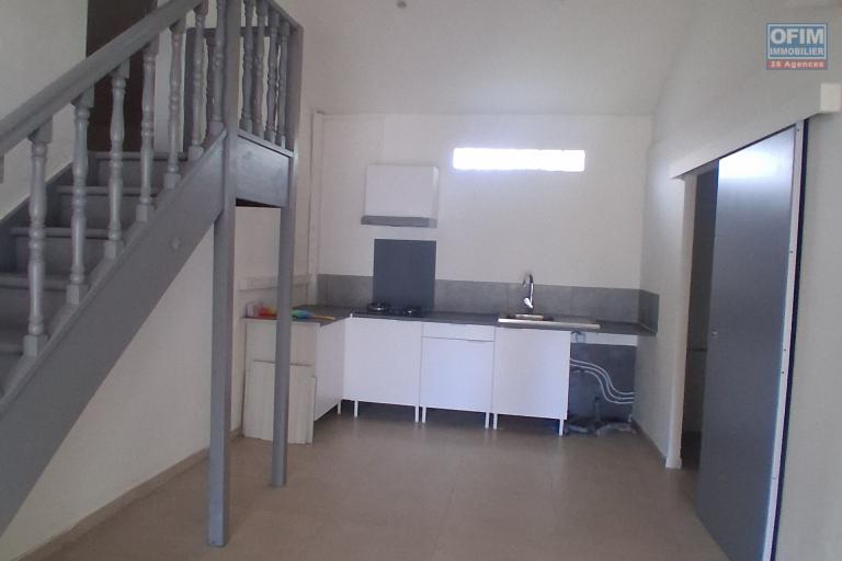A LOUER appartement duplex de type F2 avec cour privative sur SAINT-GILLES LES HAUTS