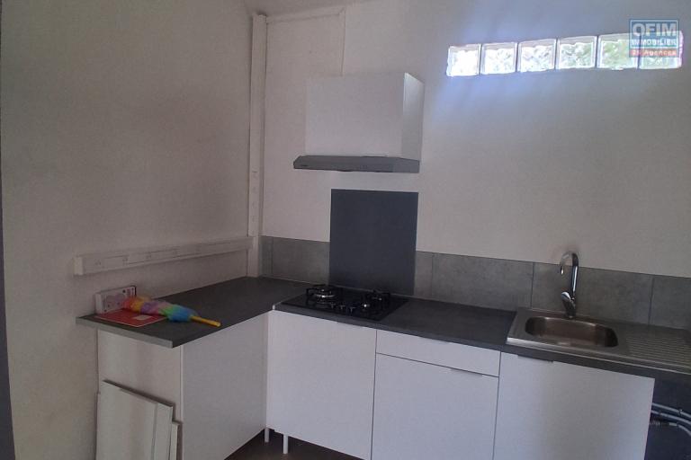 A LOUER appartement duplex de type F2 avec cour privative sur SAINT-GILLES LES HAUTS
