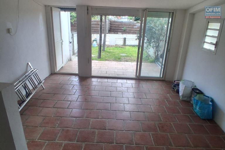 A LOUER appartement duplex de type F2 avec cour privative sur SAINT-GILLES LES HAUTS