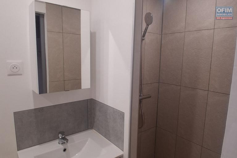A LOUER appartement duplex de type F2 avec cour privative sur SAINT-GILLES LES HAUTS