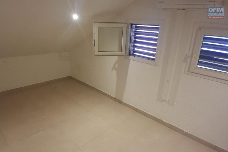 A LOUER appartement duplex de type F2 avec cour privative sur SAINT-GILLES LES HAUTS