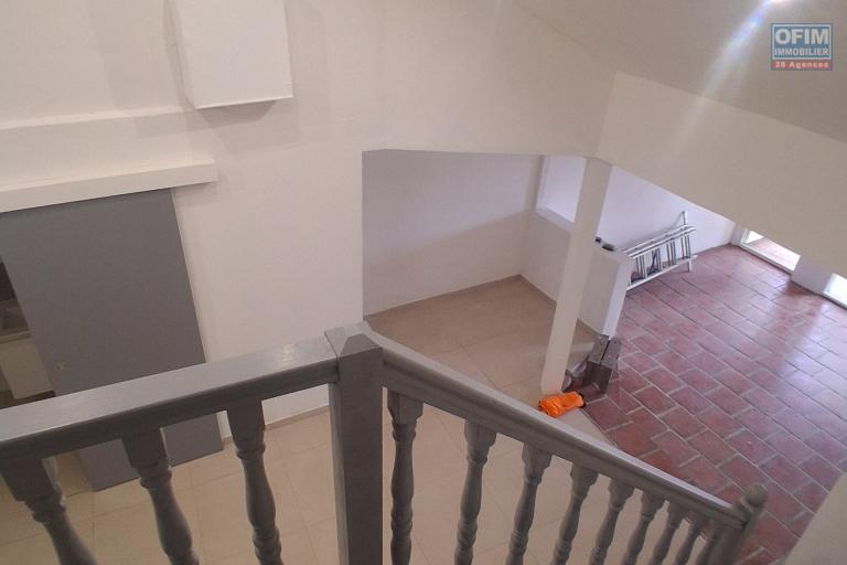 A LOUER appartement duplex de type F2 avec cour privative sur SAINT-GILLES LES HAUTS