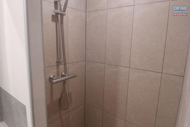 A LOUER appartement duplex de type F2 avec cour privative sur SAINT-GILLES LES HAUTS