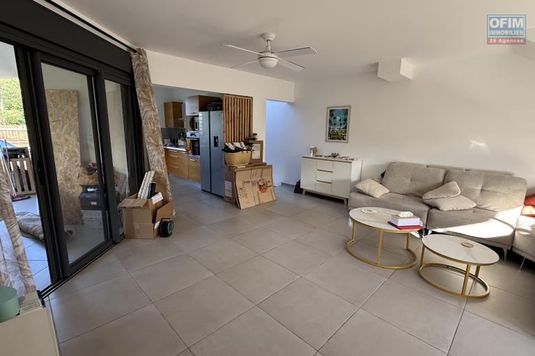Jolie maison construite en 2020 de type F4, en R+1, d'une surface habitable de 95 m² + varangue de 20 m² , implantée sur 333 m²de terrain, sans vis à vis