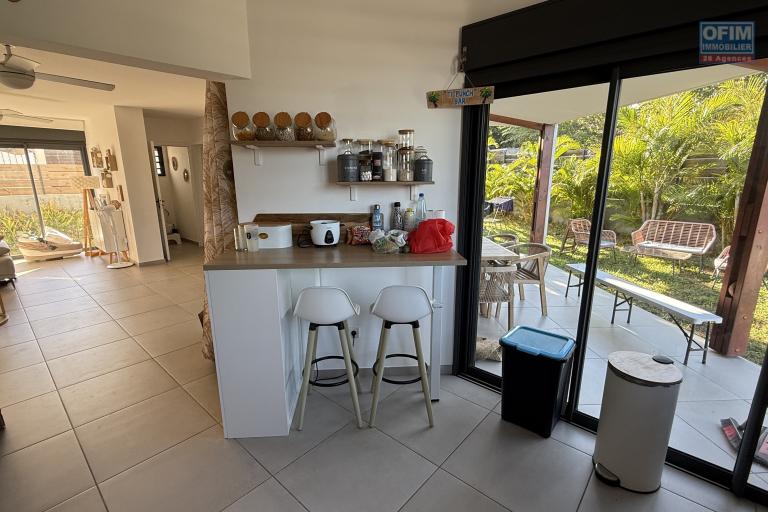Jolie maison construite en 2020 de type F4, en R+1, d'une surface habitable de 95 m² + varangue de 20 m² , implantée sur 333 m²de terrain, sans vis à vis