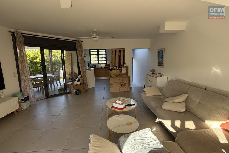 Jolie maison construite en 2020 de type F4, en R+1, d'une surface habitable de 95 m² + varangue de 20 m² , implantée sur 333 m²de terrain, sans vis à vis