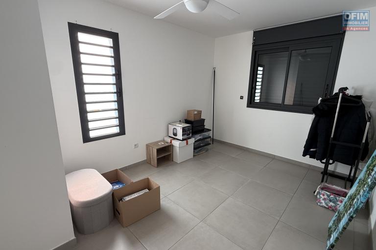 Jolie maison construite en 2020 de type F4, en R+1, d'une surface habitable de 95 m² + varangue de 20 m² , implantée sur 333 m²de terrain, sans vis à vis