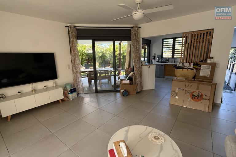 Jolie maison construite en 2020 de type F4, en R+1, d'une surface habitable de 95 m² + varangue de 20 m² , implantée sur 333 m²de terrain, sans vis à vis