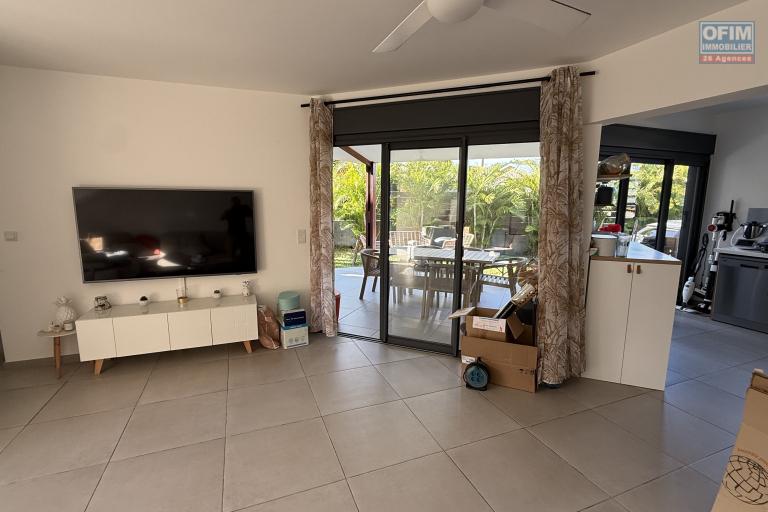 Jolie maison construite en 2020 de type F4, en R+1, d'une surface habitable de 95 m² + varangue de 20 m² , implantée sur 333 m²de terrain, sans vis à vis