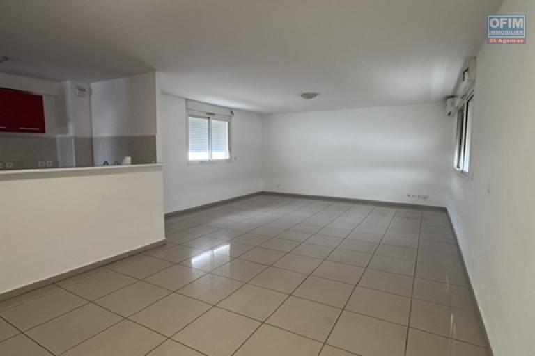 A louer ce bel et spacieux appartement de type F3 résidence La Goelette sur les bas de la route Bois de Nèfles à Sainte Clotilde.
