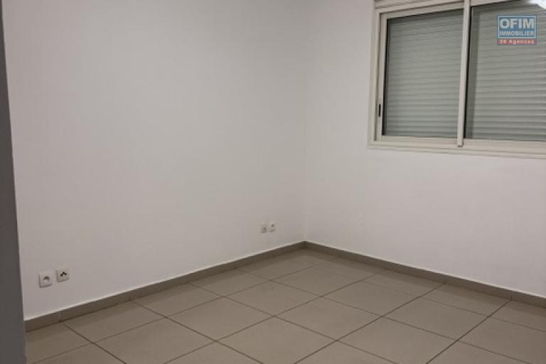 A louer ce bel et spacieux appartement de type F3 résidence La Goelette sur les bas de la route Bois de Nèfles à Sainte Clotilde.