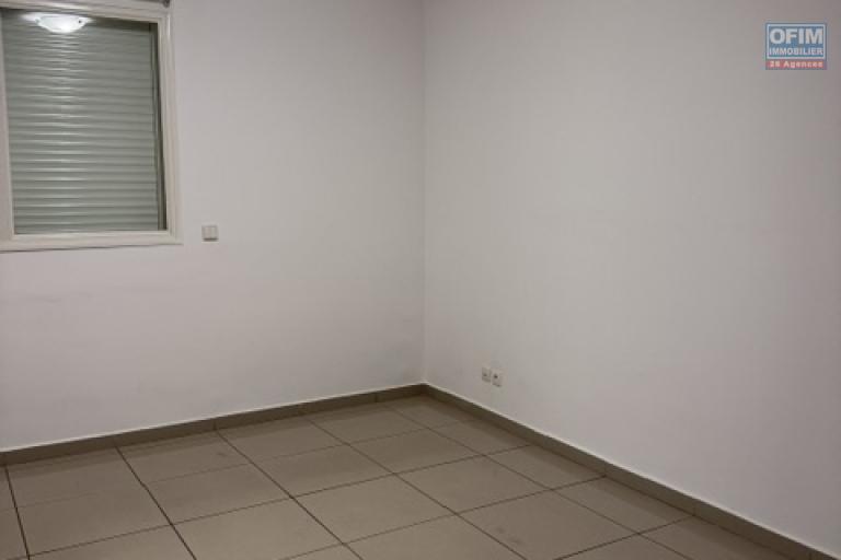 A louer ce bel et spacieux appartement de type F3 résidence La Goelette sur les bas de la route Bois de Nèfles à Sainte Clotilde.