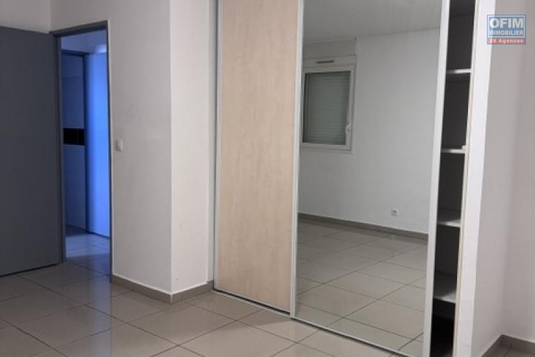 A louer ce bel et spacieux appartement de type F3 résidence La Goelette sur les bas de la route Bois de Nèfles à Sainte Clotilde.