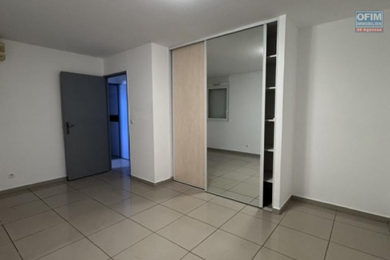 A louer ce bel et spacieux appartement de type F3 résidence La Goelette sur les bas de la route Bois de Nèfles à Sainte Clotilde.