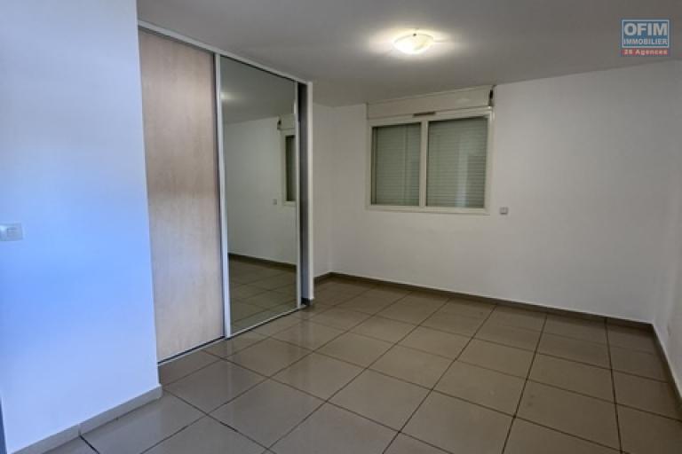 A louer ce bel et spacieux appartement de type F3 résidence La Goelette sur les bas de la route Bois de Nèfles à Sainte Clotilde.